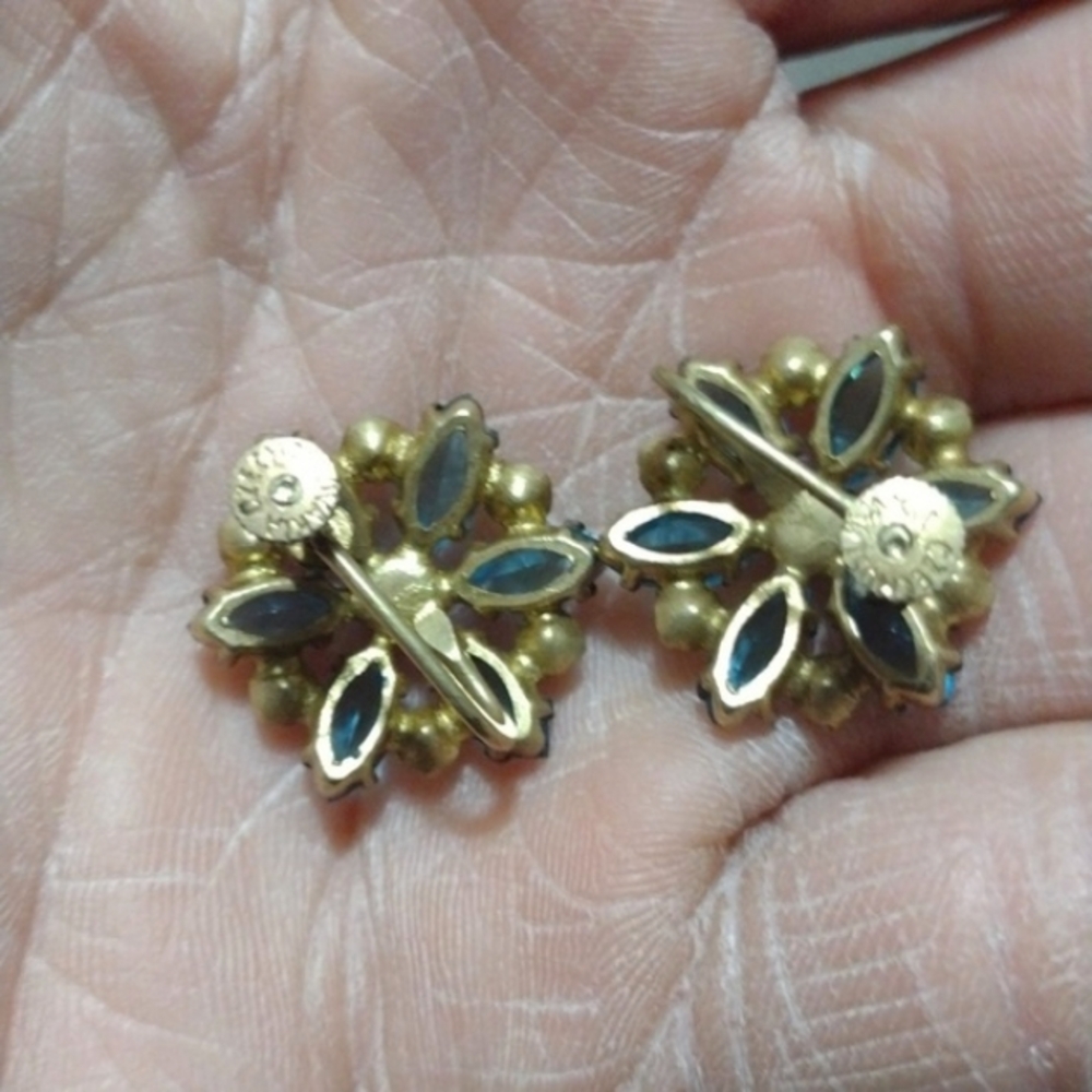 VINTAGE 30s CZECH FLORAL BOHEMIAN GLASS STONE BRASS SCREWBACK 1" EARRINGS - Picture 6 of 9